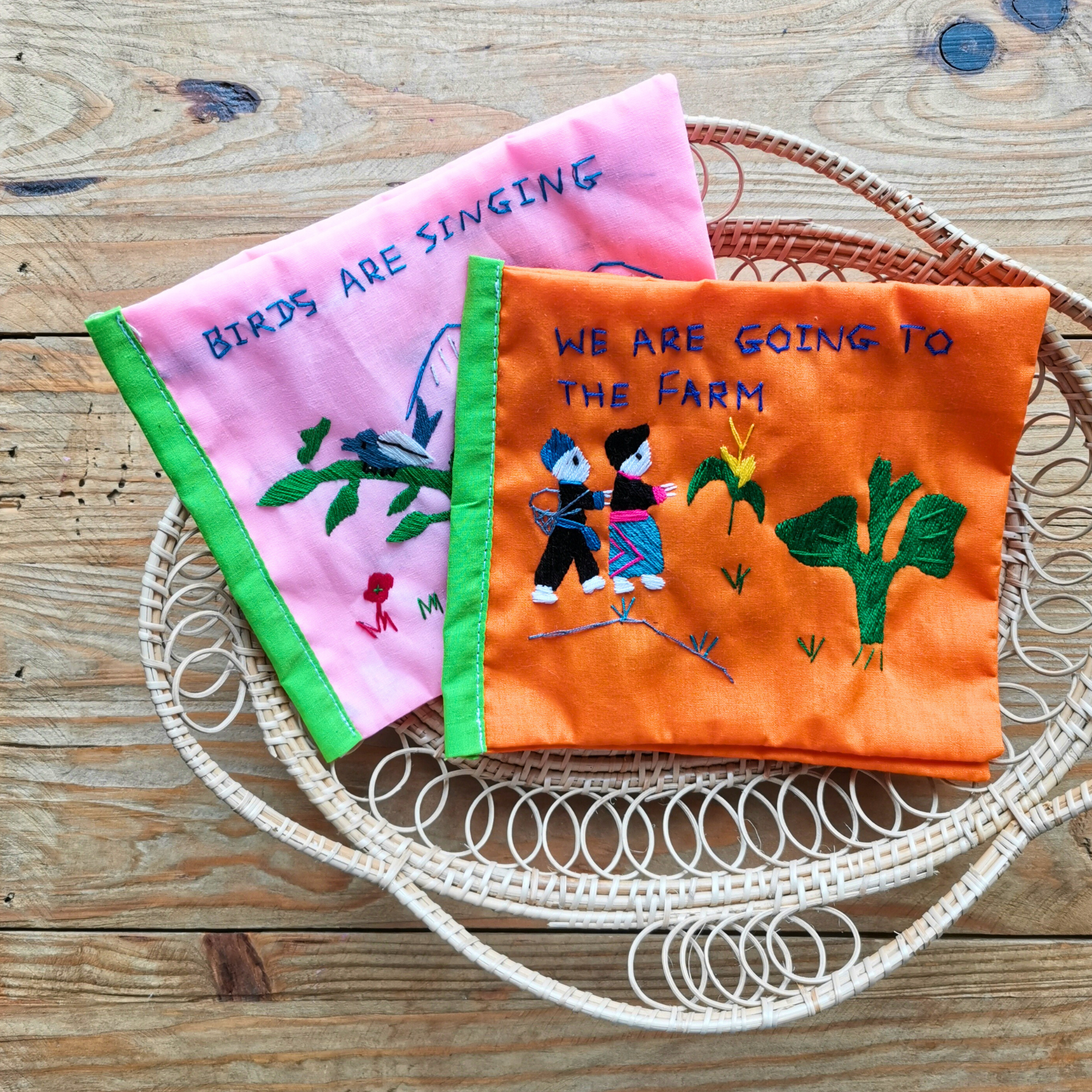 ラオス・モン族の手刺繍絵本｜布で綴るやさしい物語 – アムリタ