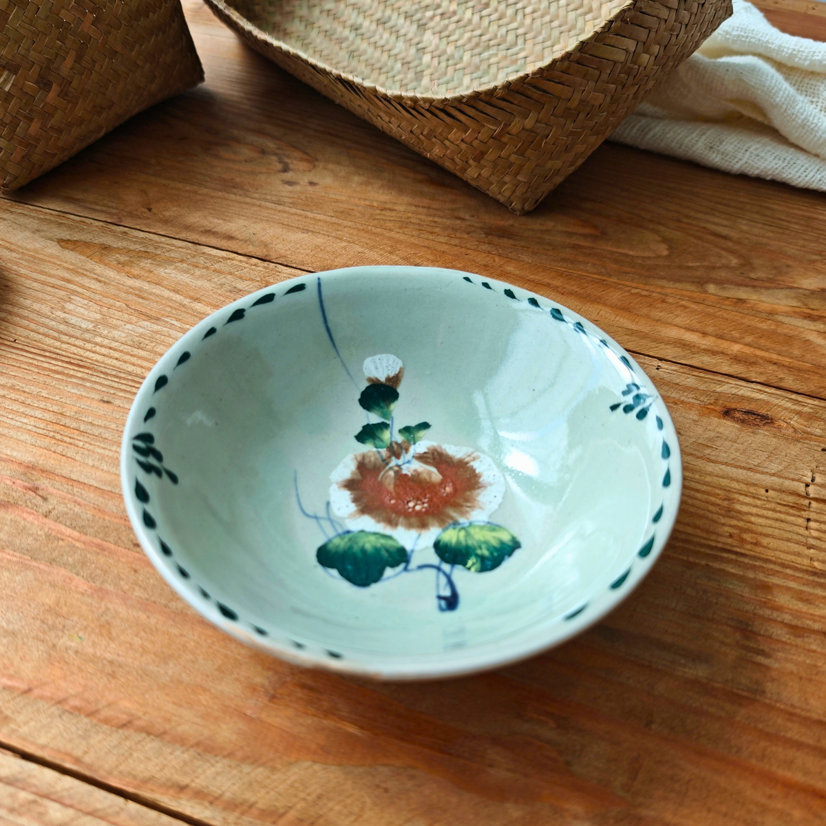 ベトナムヴィンテージ　ソンべ焼き　ライティウ焼き　花柄　中ボウル　使いやすいグレー