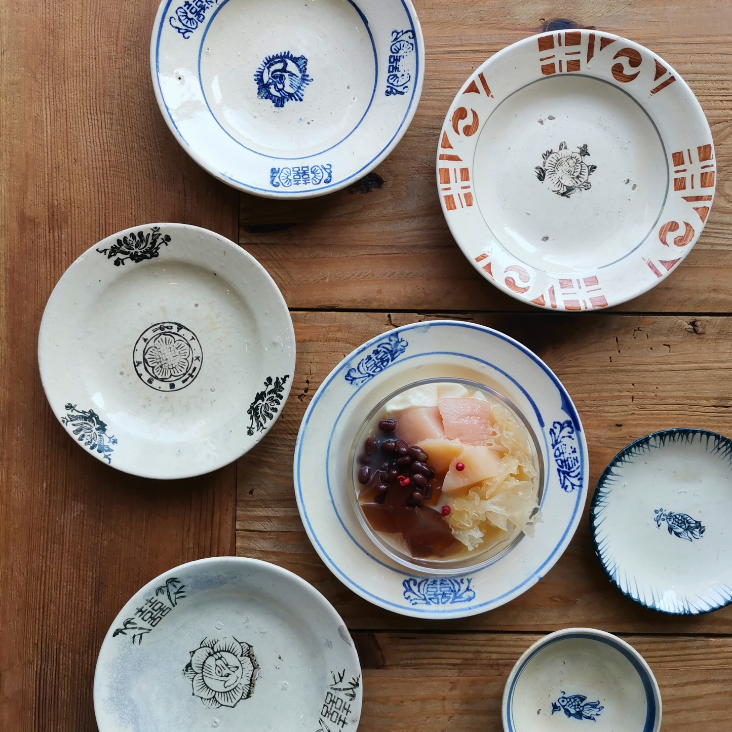 ベトナムヴィンテージ　ソンべ焼き　ライティウ焼き　花柄　黒色中皿Ｂ