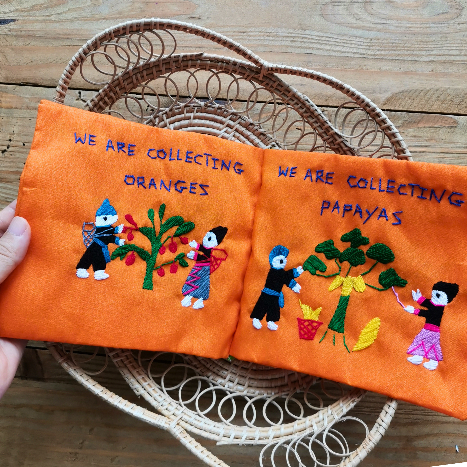 ラオス・モン族の手刺繍絵本|布で綴るやさしい物語 – アムリタ ラオス・モン族の手刺繍絵本|布で綴るやさしい物語 – アムリタ