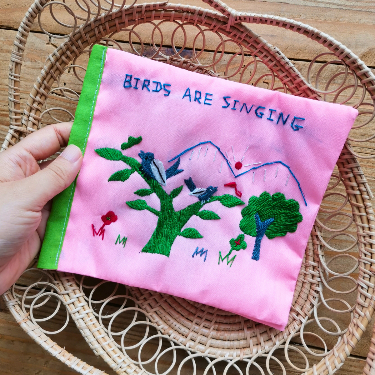 ラオス・モン族の手刺繍絵本｜布で綴るやさしい物語 – アムリタ・ゼン