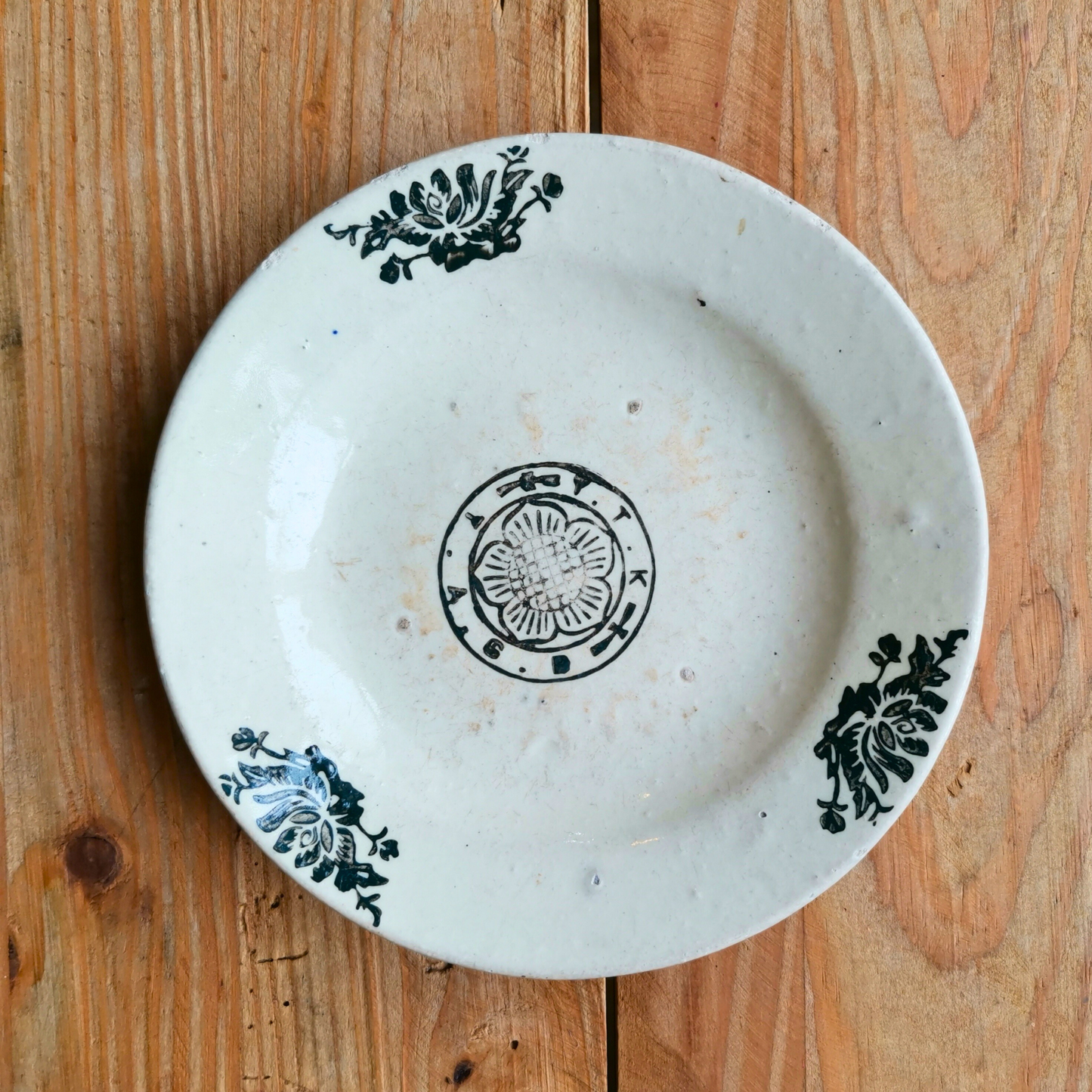 ベトナムヴィンテージ　ソンべ焼き　ライティウ焼き　花柄　黒色中皿Ｂ