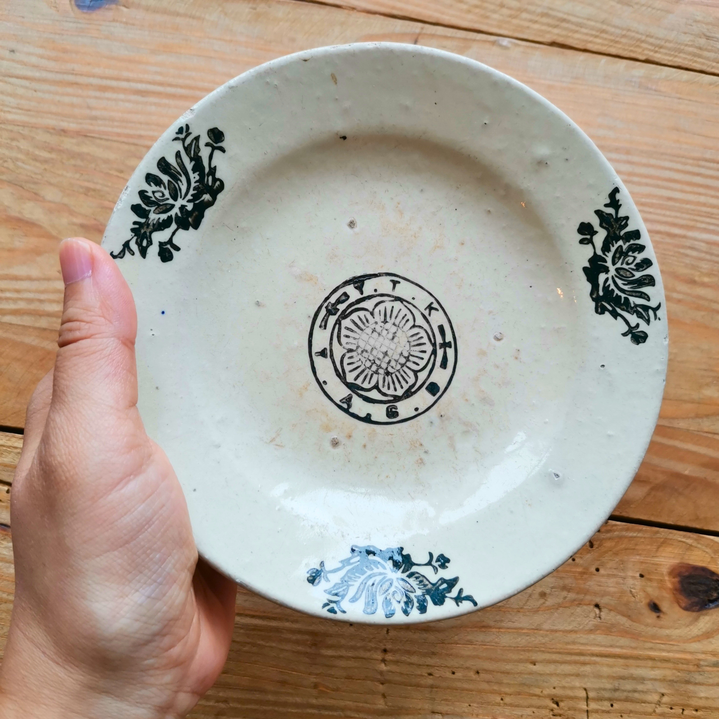 ベトナムヴィンテージ　ソンべ焼き　ライティウ焼き　花柄　黒色中皿Ｂ