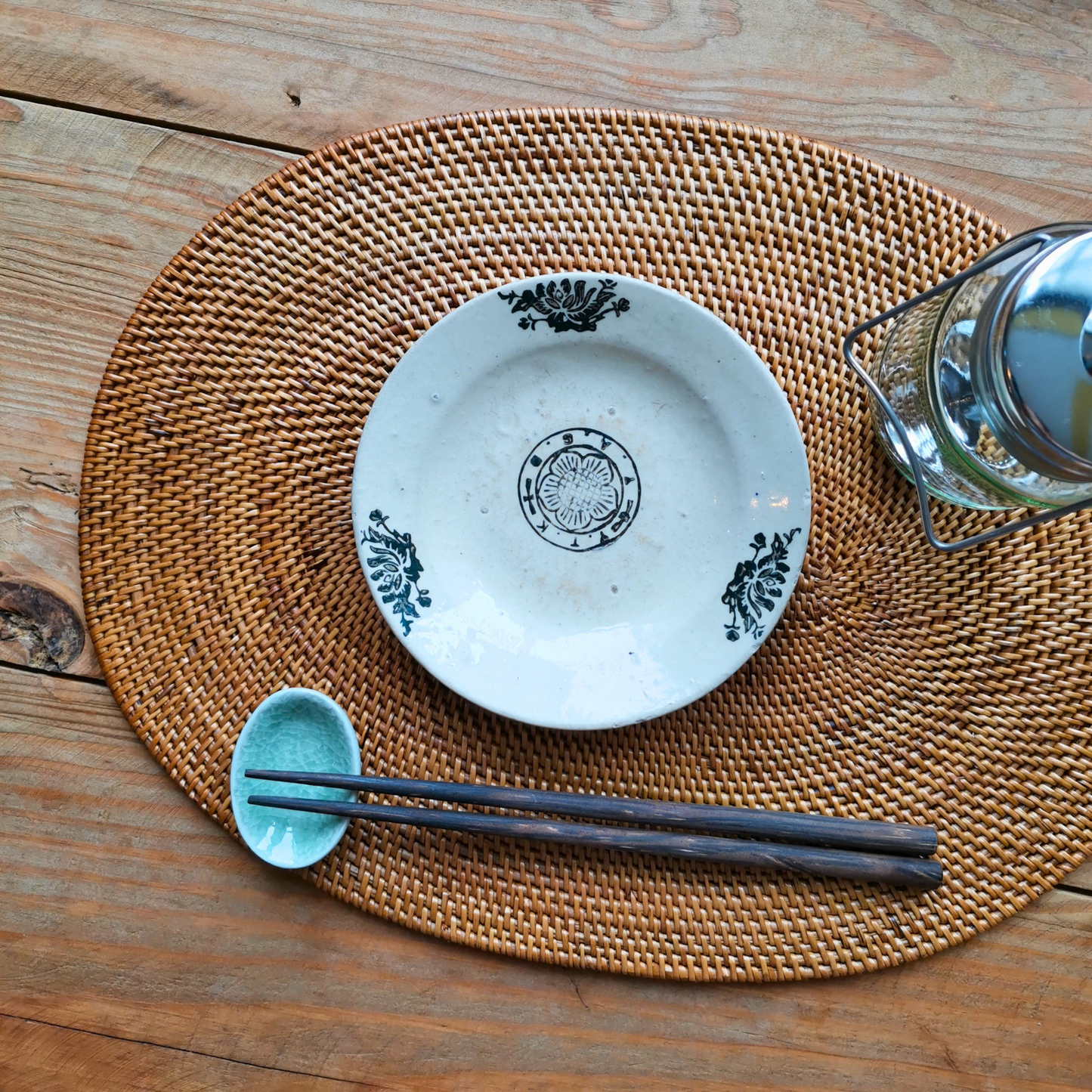 ベトナムヴィンテージ　ソンべ焼き　ライティウ焼き　花柄　黒色中皿Ｂ