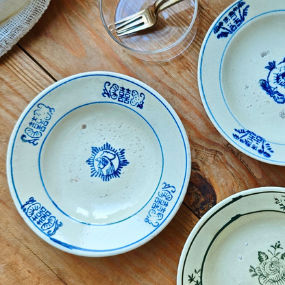 ベトナムヴィンテージ　ソンべ焼き　ライティウ焼き　中皿（S）　黒味がかったグリーンのバラ　